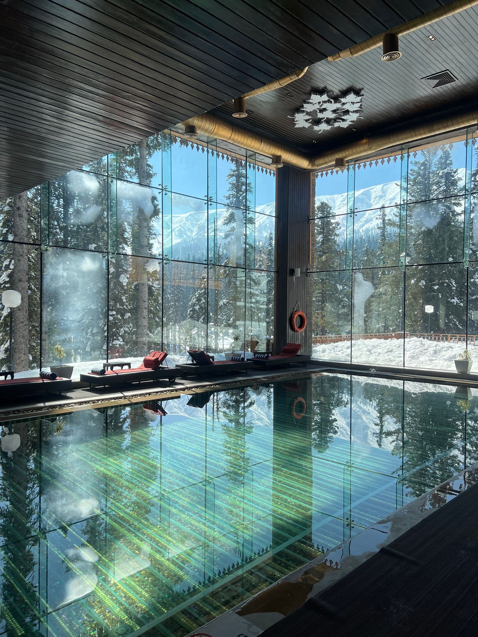 Piscina aquecida com vista panorâmica para as montanhas nevadas