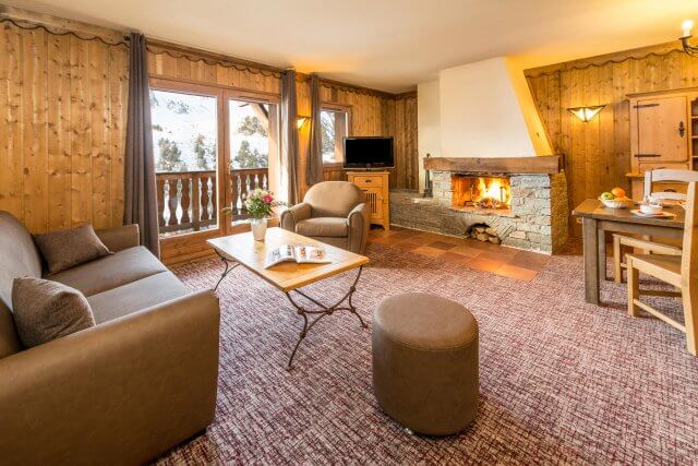 Sala de estar de apartamento aconchegante em chalé nos Alpes