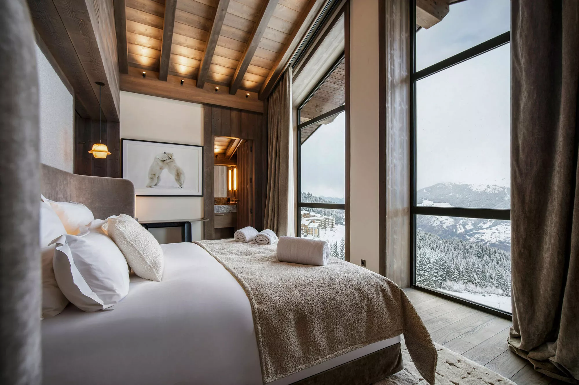 Sala de estar de chalé privado com vista para as montanhas nevadas