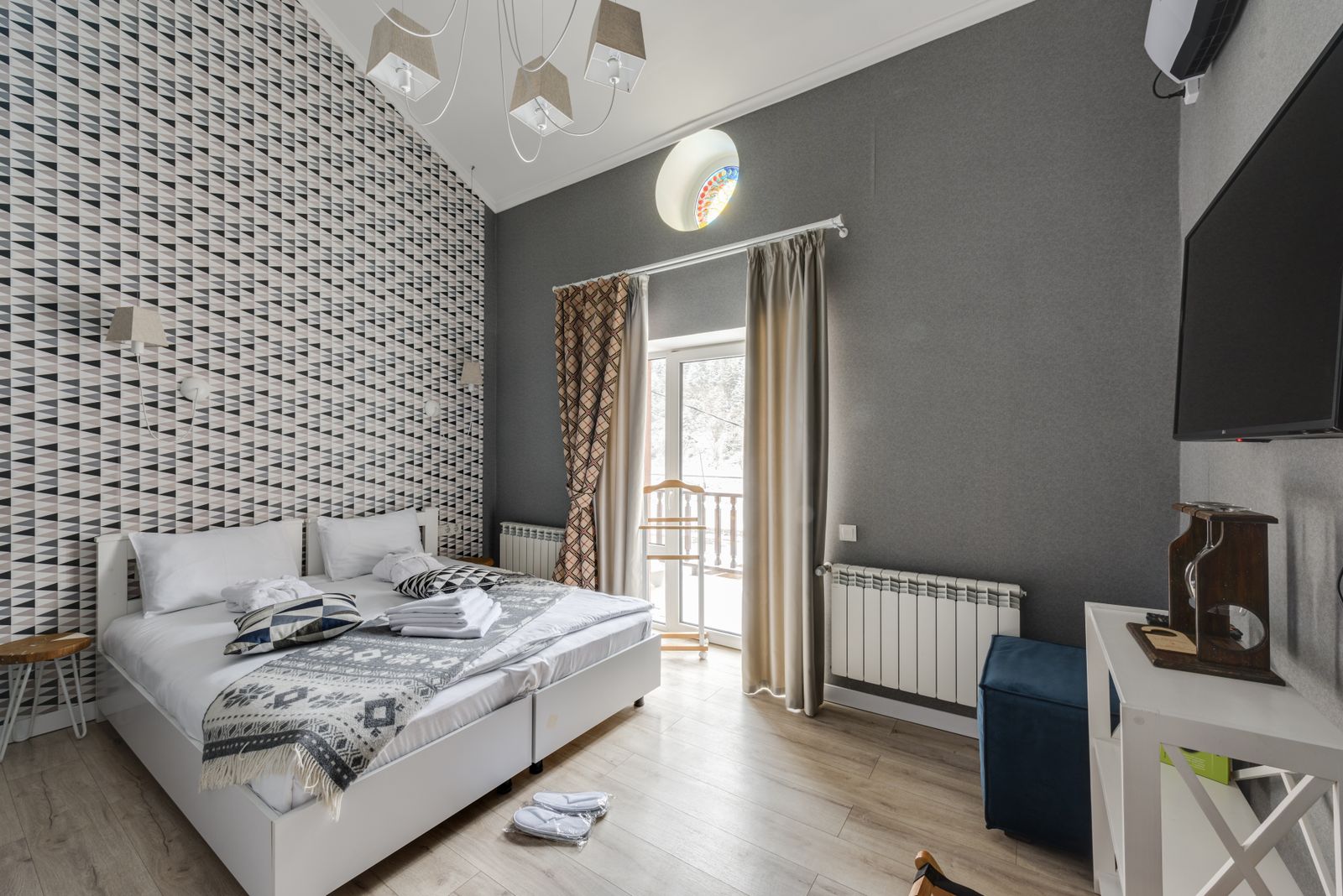 Quarto de hotel moderno com varanda e vista para a neve