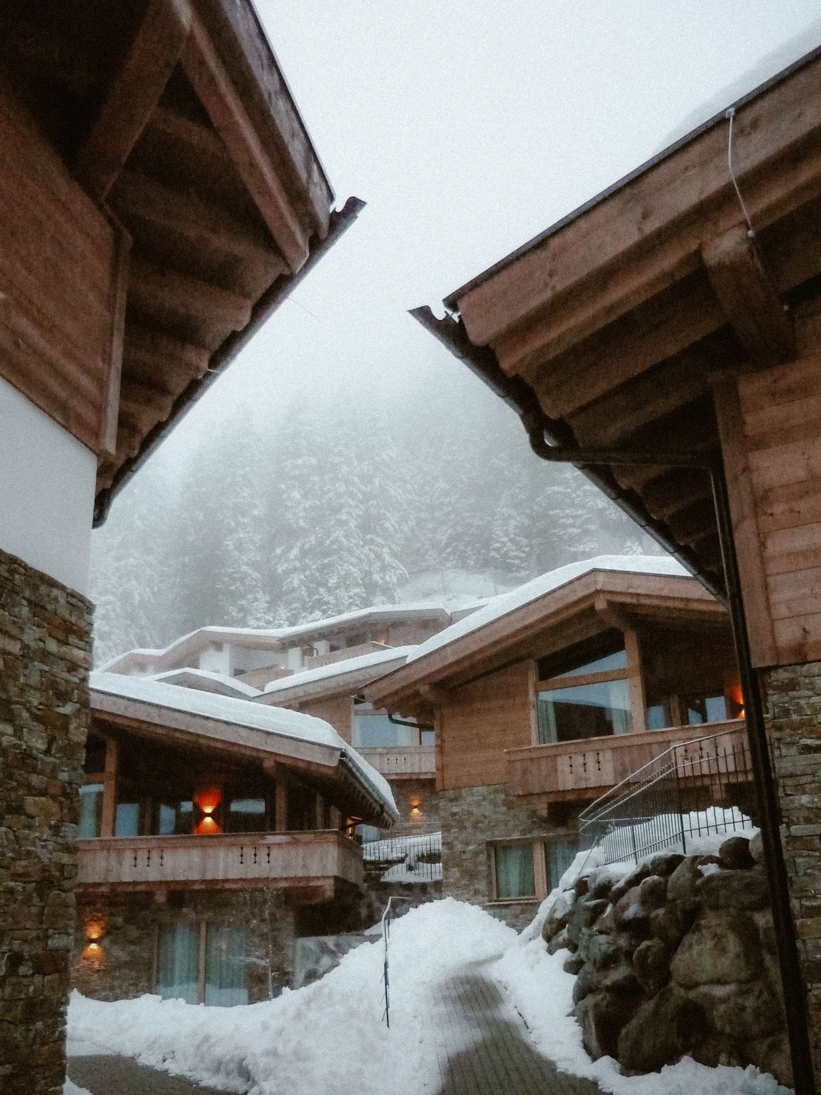 Vila alpina com chalés de madeira sob neve